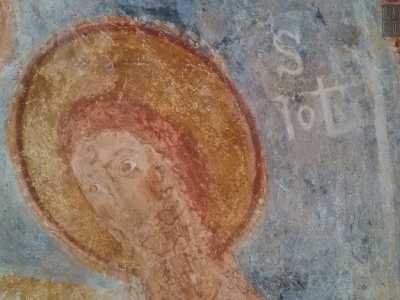 Accanto ai due volti figurano alcune scritte il cui significato � incerto: verosimilmente le lettere vicine "I" e "C" dovrebbero essere parte del cristogramma greco "ICXC"